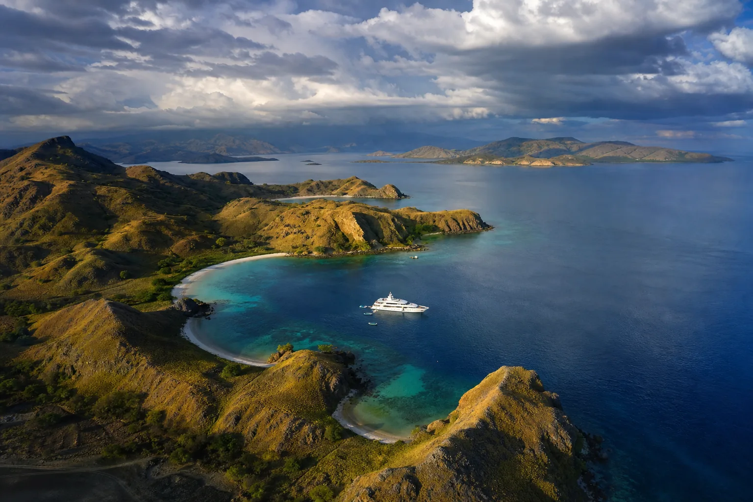 Komodo Best Time to Visit: A Month-by-Month Diving and Weather Guide (2026)