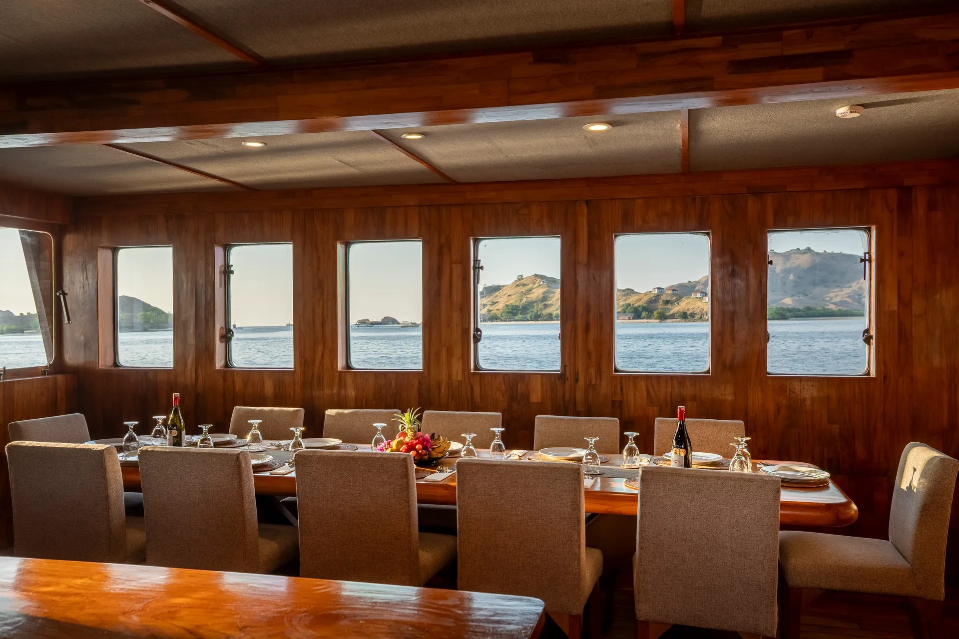 Komodo Sea Dragon dining