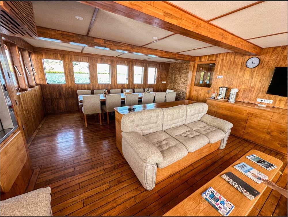 Komodo Sea Dragon saloon